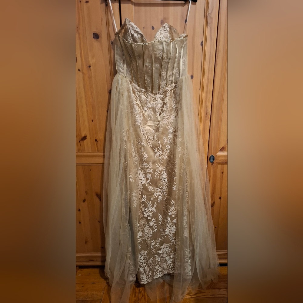 Elegant Gold Floral Gown with Tulle Overlay